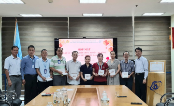  Công đoàn Trường Đại học Công nghệ Thông tin  tổ chức họp mặt tặng quà cho 10 viên chức, người lao động khó khăn