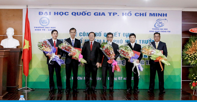 PGS.TS. Huỳnh Thành Đạt trao quyết định cho các tân Phó Hiệu trưởng