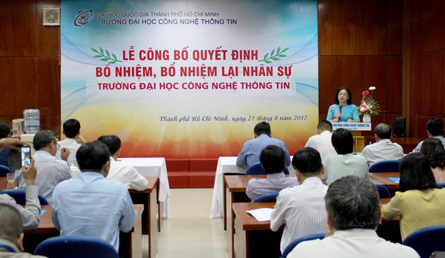 TS Nguyễn Hoàng Tú Anh phát biểu chúc mừng các lãnh đạo đơn vị