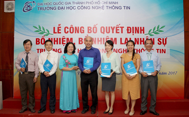 TS Nguyễn Hoàng Tú Anh trao quyết định cho các tân trưởng phòng ban