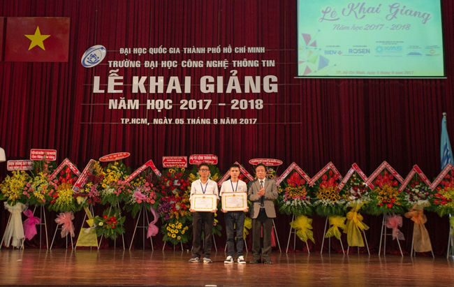 PGS.TS Nguyễn Tiến Dũng trao bằng khen của Giám đốc ĐHQG-HCM cho 2 sinh viên có thành tích xuất sắc
