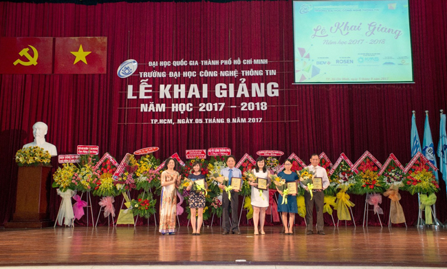 TS Nguyễn Hoàng Tú Anh tặng hoa, kỷ niệm chương cho các đơn vị tài trợ học bổng